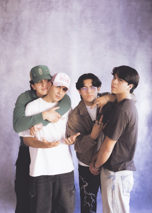 Los cuatro integrantes abrazados