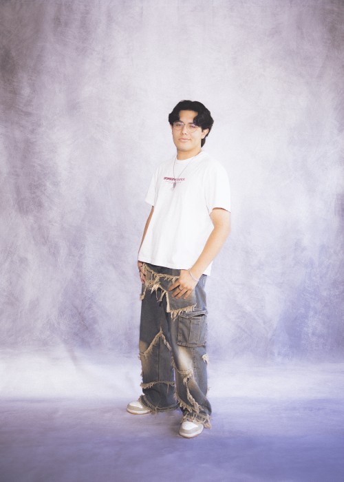 D'Huizar con camiseta blanca y jeans rotos