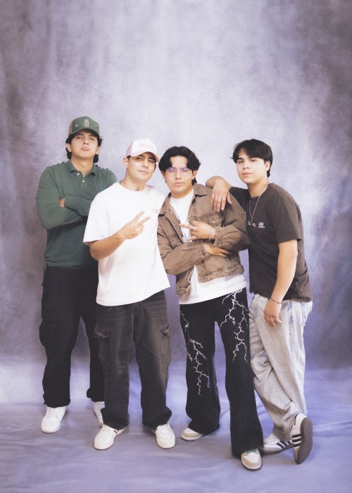 Los cuatro integrantes posando juntos