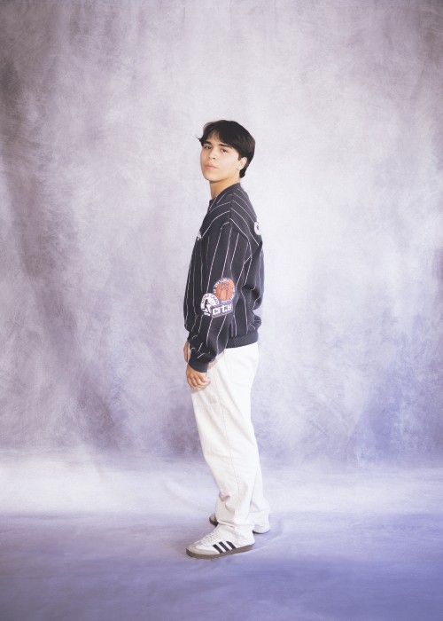 Mérida de perfil con sudadera negra a rayas